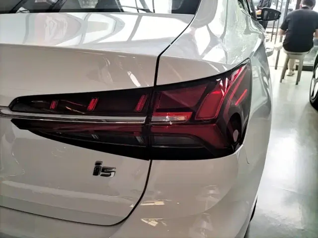 Roewe i5 — Фото автомобиля 7