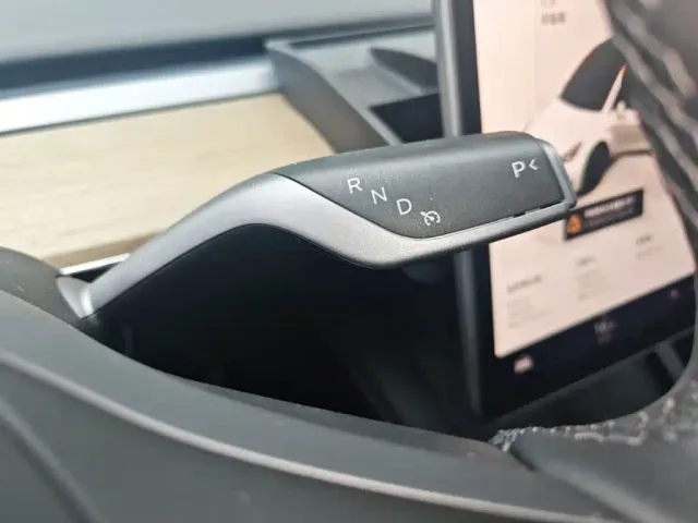 Tesla Model Y — Фото автомобиля 13