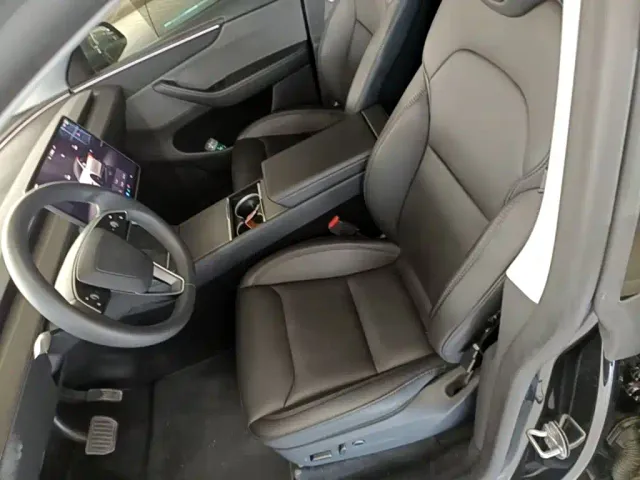 Tesla Model Y — Фото автомобиля 14