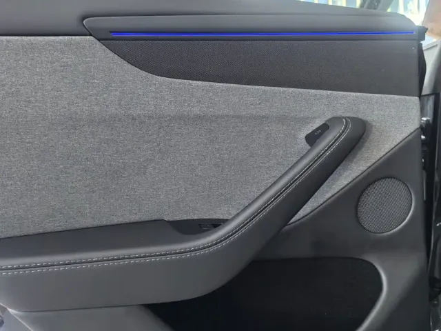 Tesla Model Y — Фото автомобиля 13