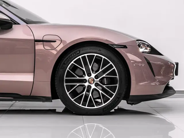 Porsche Taycan — Фото автомобиля 14