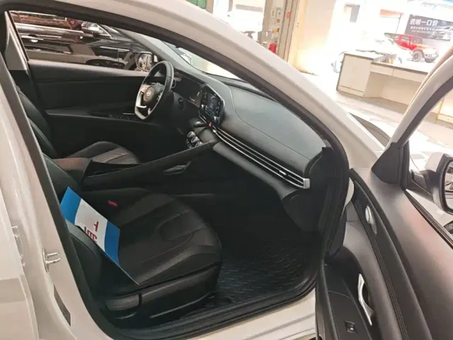 Hyundai Elantra — Фото автомобиля 24