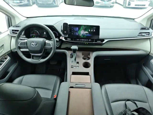 Toyota Sienna — Фото автомобиля 9