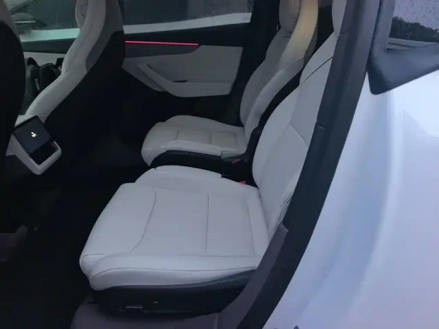 Tesla Model Y L — Фото автомобиля 16