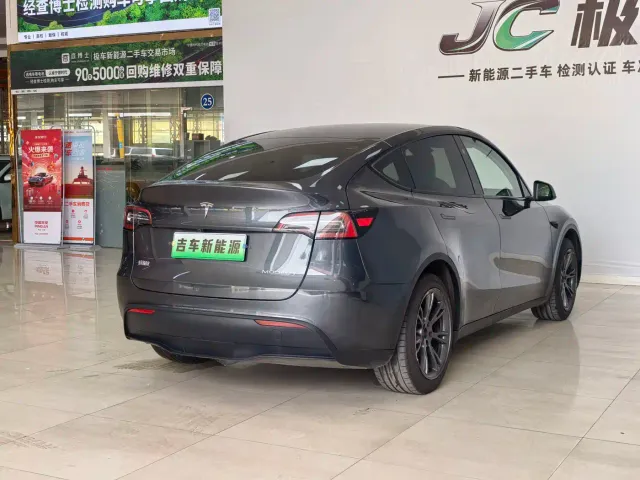 Tesla Model Y — Фото автомобиля 12