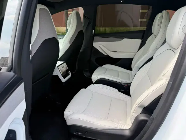 Tesla Model Y L — Фото автомобиля 6