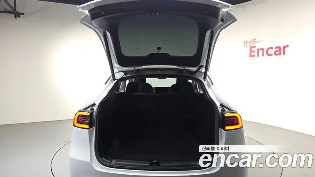 Tesla Model Y — Фото автомобиля 24