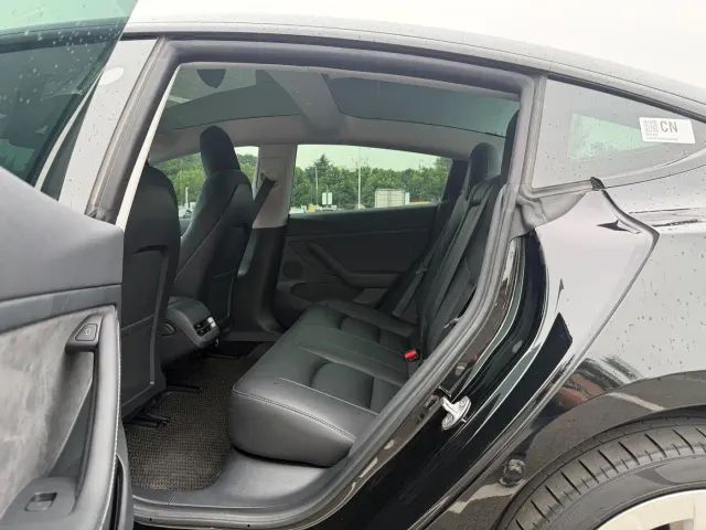 Tesla Model 3 — Фото автомобиля 16