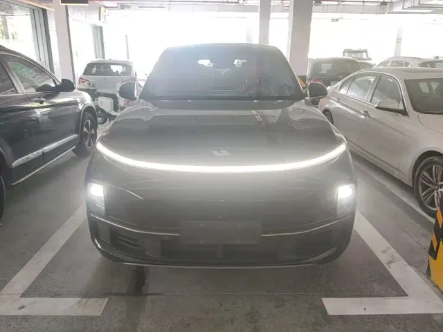 Li Auto L8 — Фото автомобиля 2