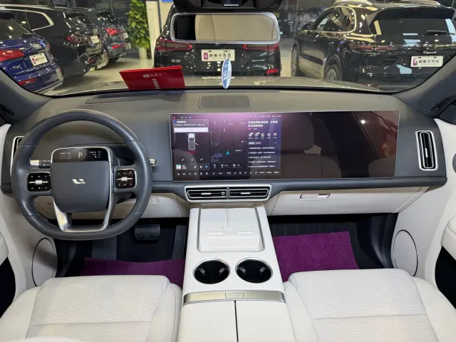 Li Auto L8 — Фото автомобиля 15