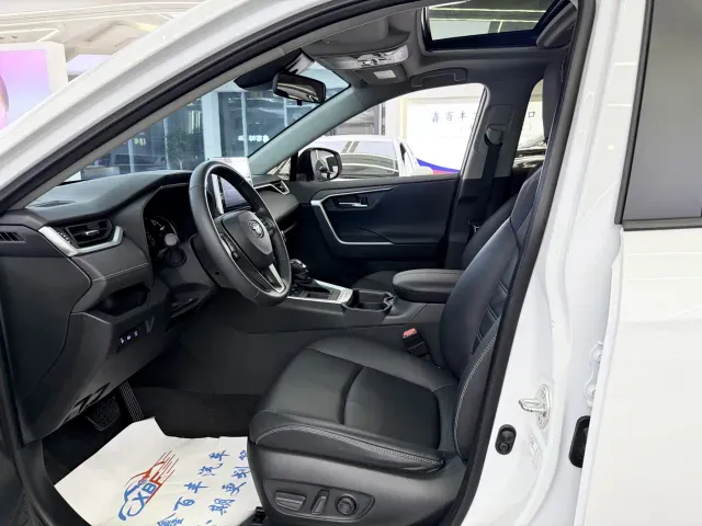 Toyota RAV4 — Фото автомобиля 4