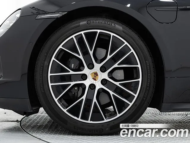 Porsche Taycan — Фото автомобиля 5