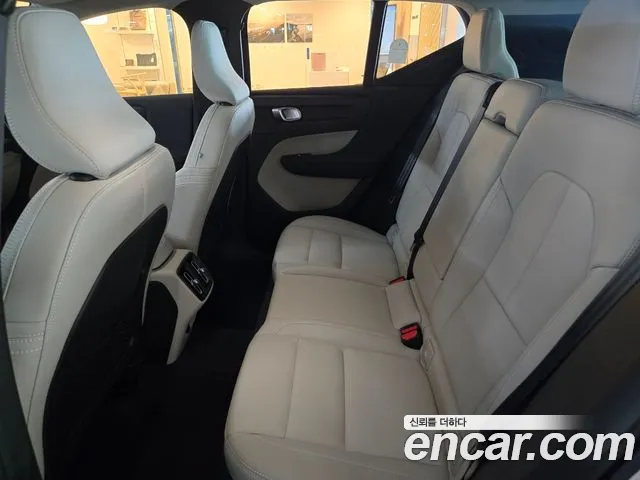 Volvo XC40 — Фото автомобиля 11