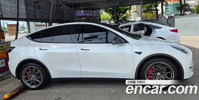 Tesla Model Y — Фото автомобиля 11