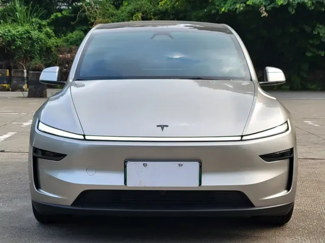 Tesla Model Y L 2025 Facelift Long Range AWD — Фото автомобиля 2