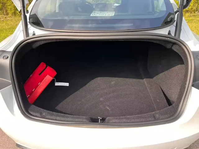 Tesla Model 3 — Фото автомобиля 12