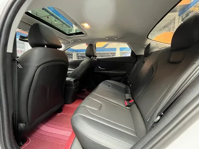 Hyundai Elantra 2022 1.5L CVT LUX Premium Edition — Фото автомобиля 10