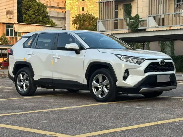 Toyota RAV4 — Фото автомобиля 3