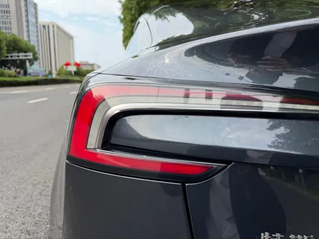 Tesla Model 3 — Фото автомобиля 16