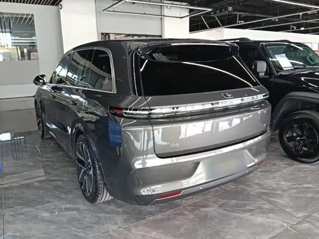 Li Auto L8 — Фото автомобиля 4