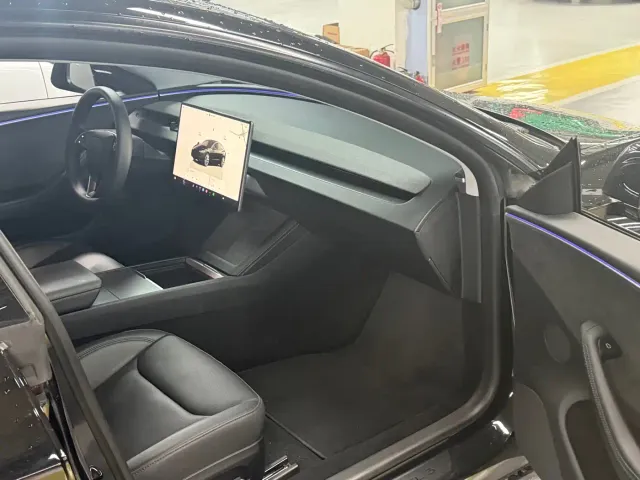 Tesla Model 3 — Фото автомобиля 7