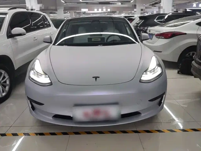 Tesla Model 3 — Фото автомобиля 2