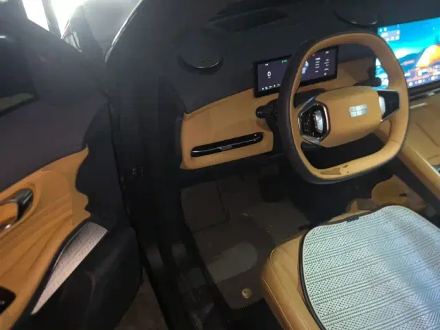 Geely Galaxy Starship 7 EM-i — Фото автомобиля 12