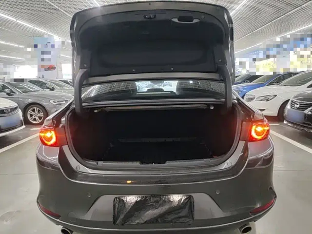 Mazda Axela — Фото автомобиля 18
