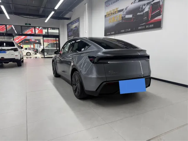 Tesla Model Y — Фото автомобиля 14