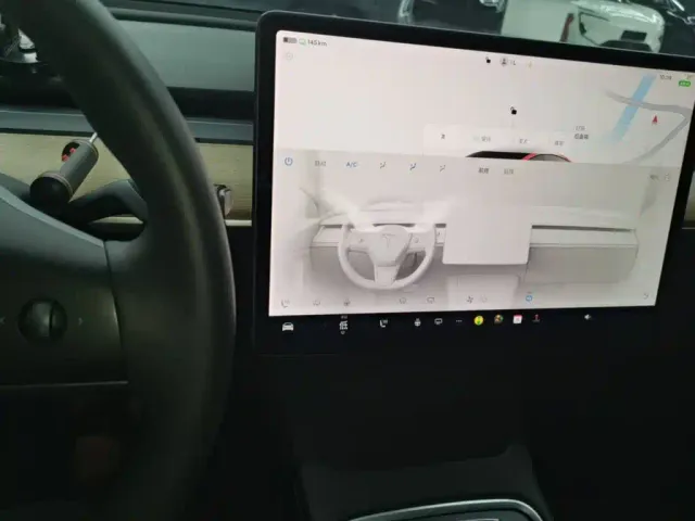 Tesla Model 3 — Фото автомобиля 12