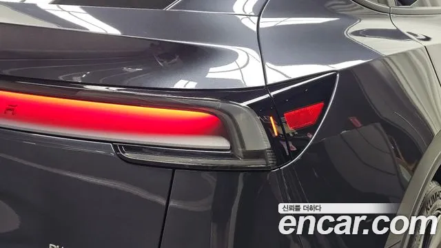 Tesla Model Y — Фото автомобиля 8
