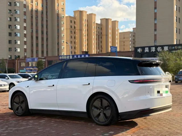 Li Auto i8 — Фото автомобиля 6
