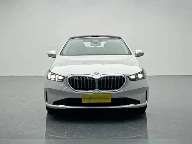 BMW 5 Series — Фото автомобиля 2