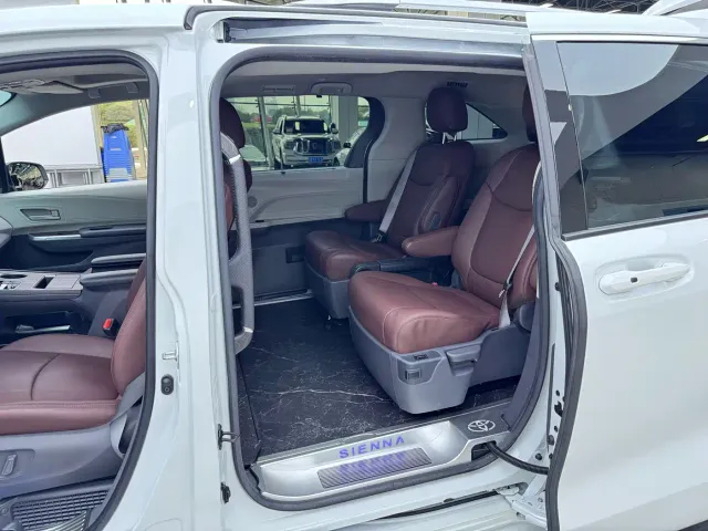 Toyota Sienna — Фото автомобиля 7