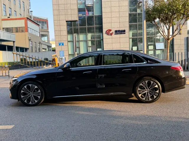 Mercedes-Benz E-Class — Фото автомобиля 3