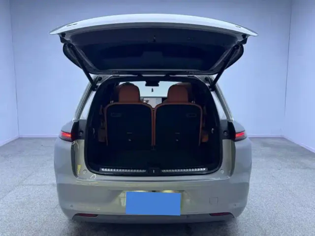 Li Auto L8 — Фото автомобиля 14