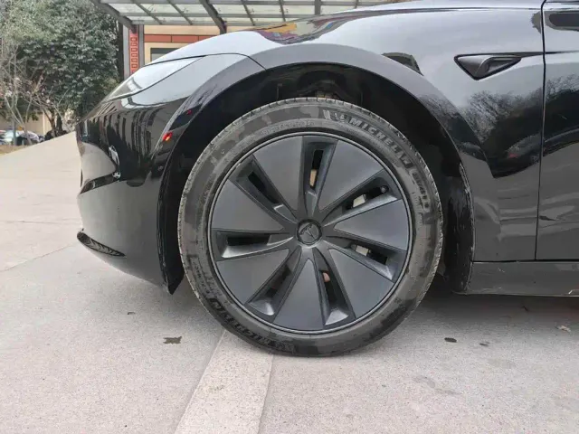 Tesla Model 3 — Фото автомобиля 22