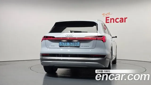 Audi e-tron — Фото автомобиля 4