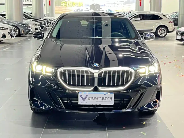 BMW 5 Series — Фото автомобиля 2