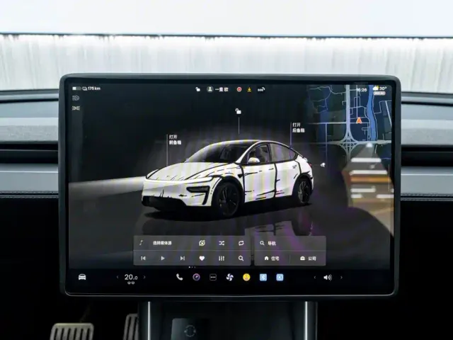 Tesla Model Y — Фото автомобиля 18