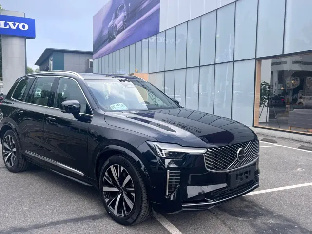 Volvo XC90 — Фото автомобиля 2