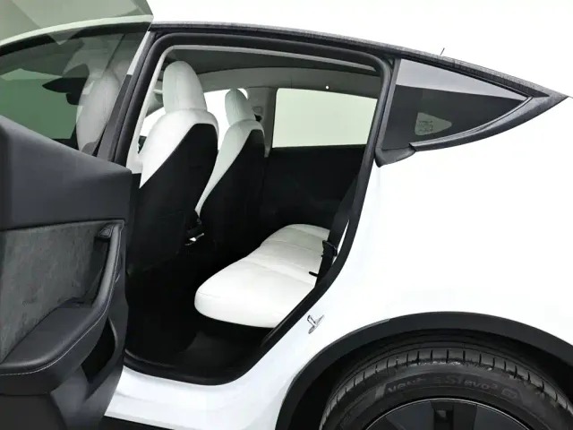 Tesla Model Y — Фото автомобиля 13