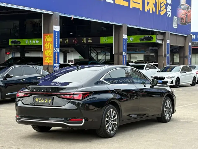 Lexus ES — Фото автомобиля 18