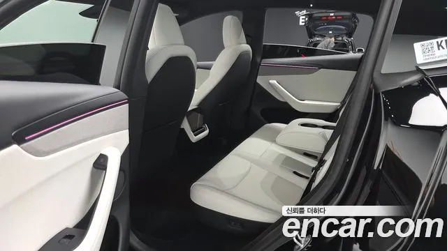 Tesla Model Y — Фото автомобиля 17