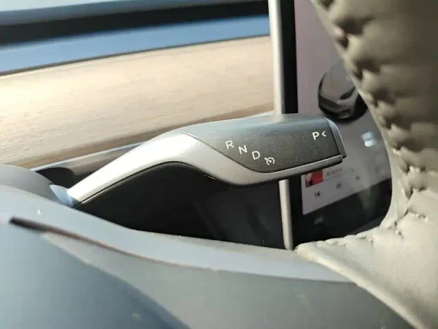 Tesla Model Y — Фото автомобиля 13