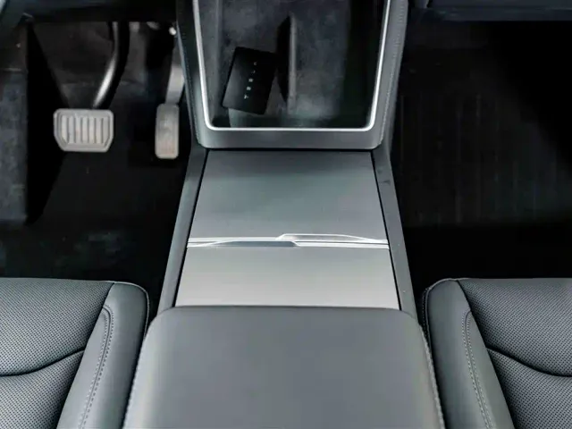 Tesla Model Y — Фото автомобиля 15