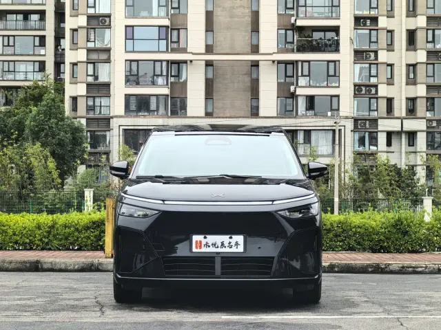 Xpeng X9 — Фото автомобиля 2