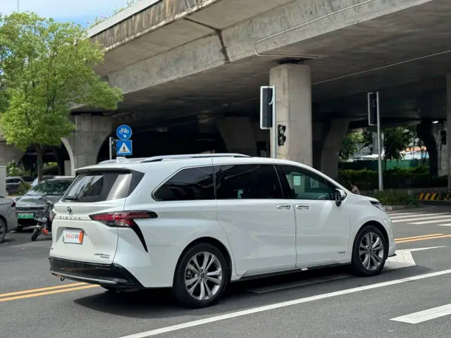 Toyota Sienna — Фото автомобиля 6
