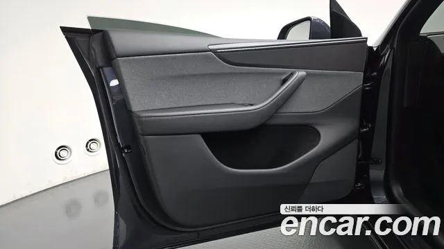 Tesla Model Y — Фото автомобиля 23
