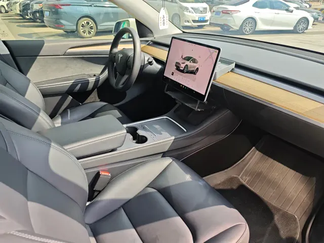 Tesla Model Y — Фото автомобиля 23